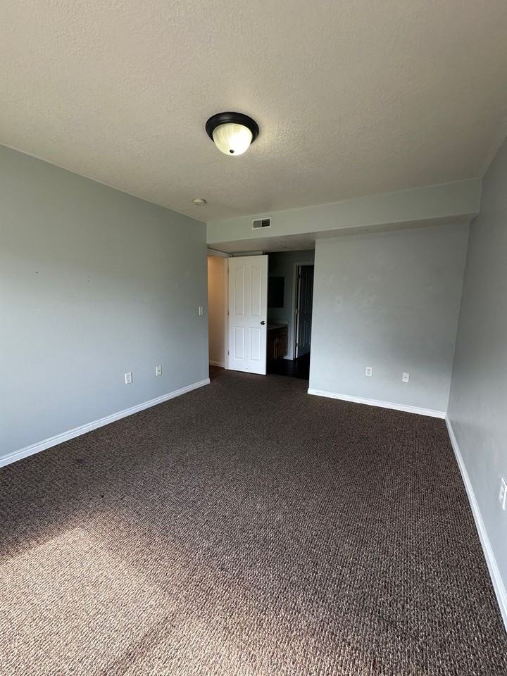 1403 S 1020 W - Photo 5 of 11