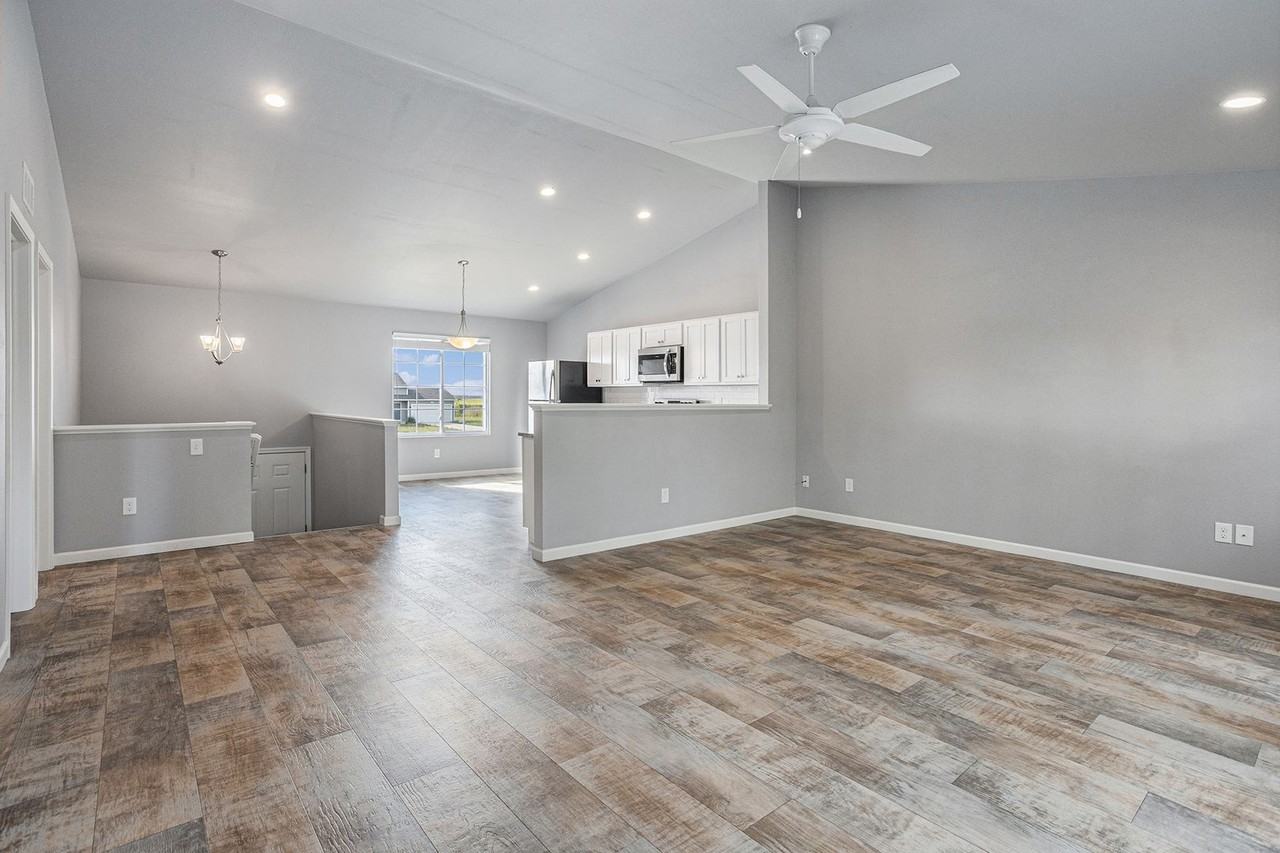 121 Mackenzie St - Photo 7 of 23