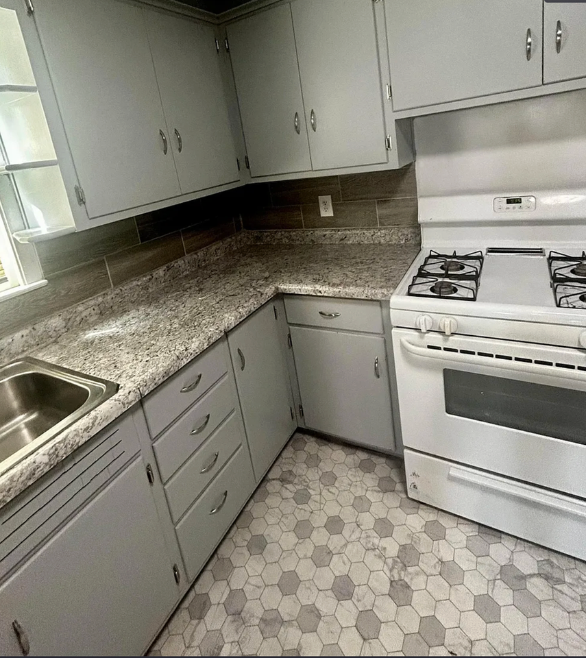 2956 Hiawatha St - Photo 3 of 8