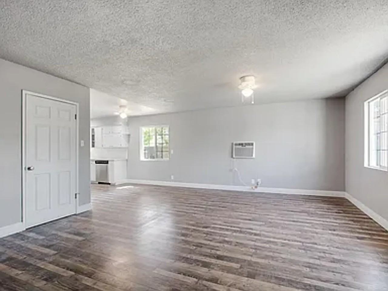 1185 Lincolnwood Cir - Photo 2 of 11