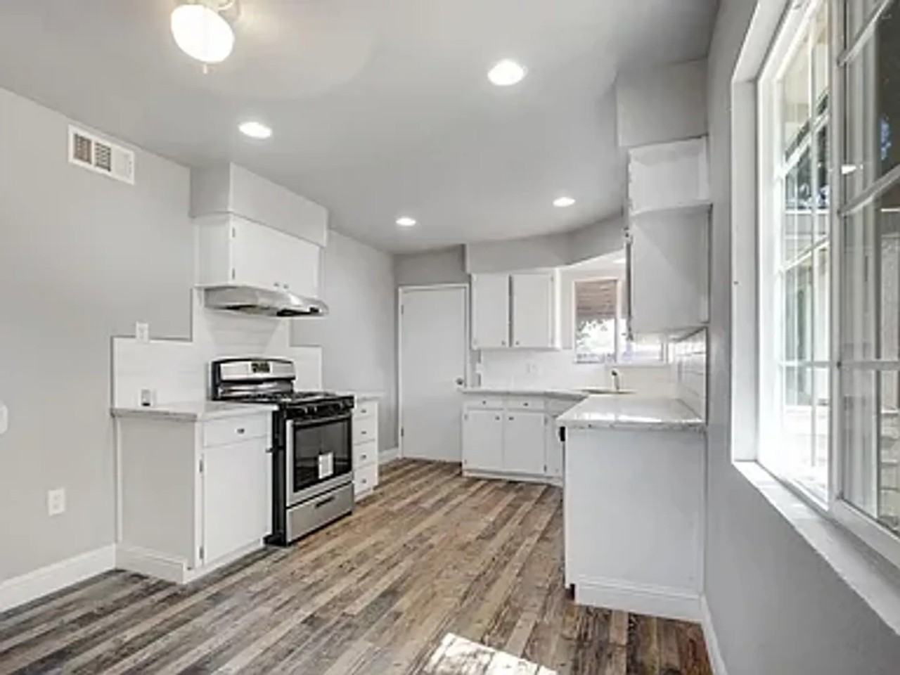1185 Lincolnwood Cir - Photo 3 of 11