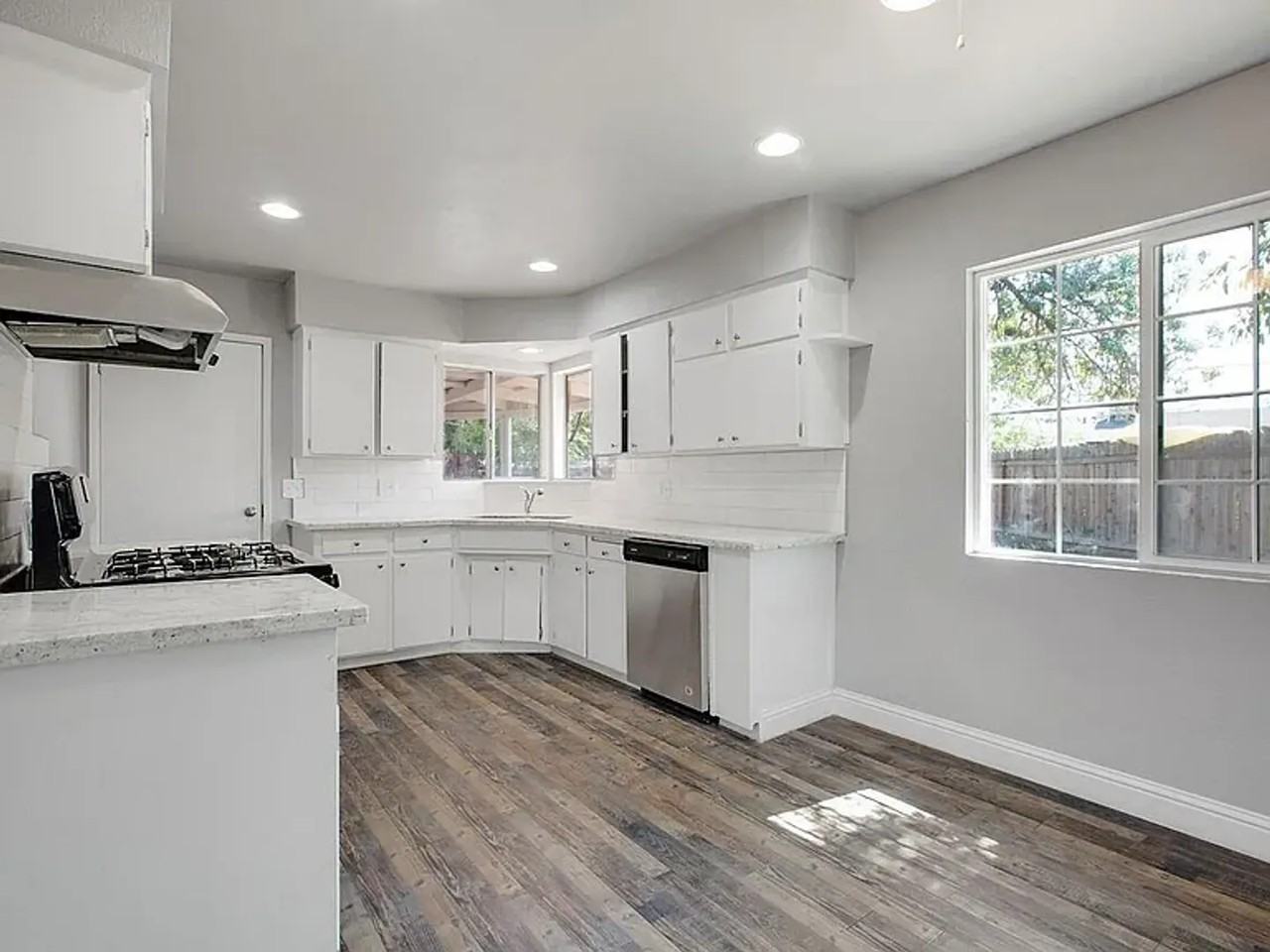 1185 Lincolnwood Cir - Photo 5 of 11