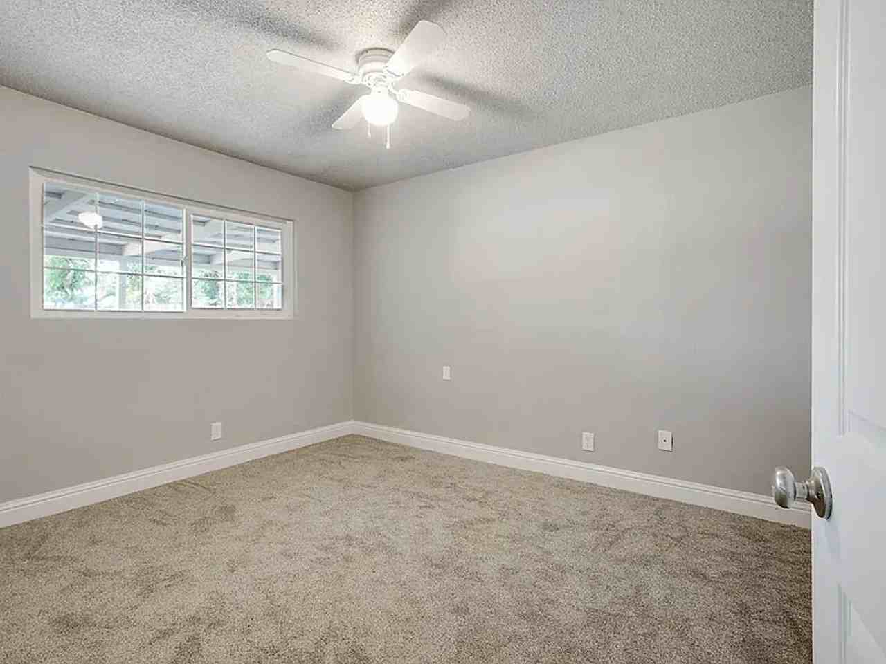 1185 Lincolnwood Cir - Photo 6 of 11