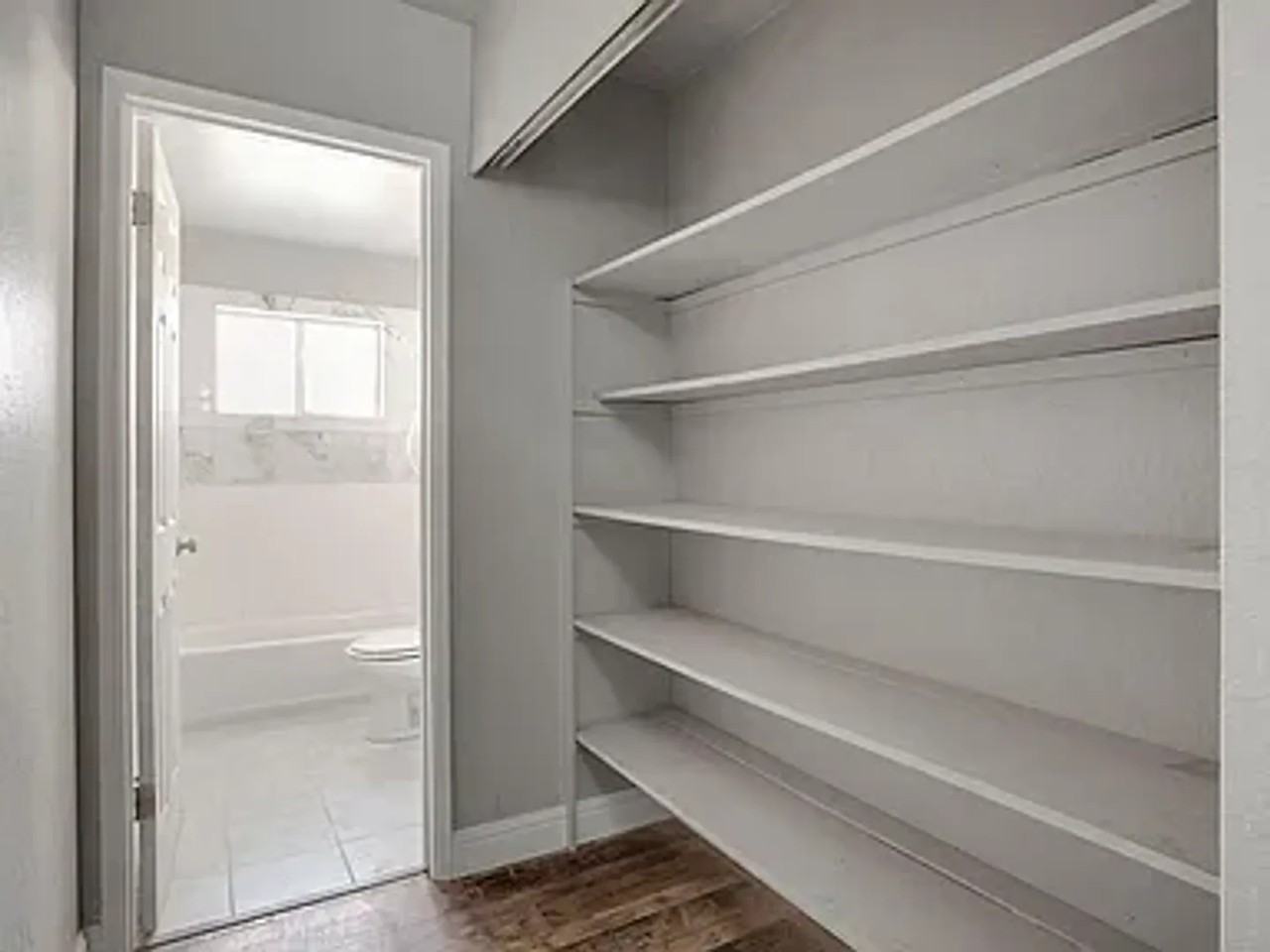 1185 Lincolnwood Cir - Photo 6 of 10