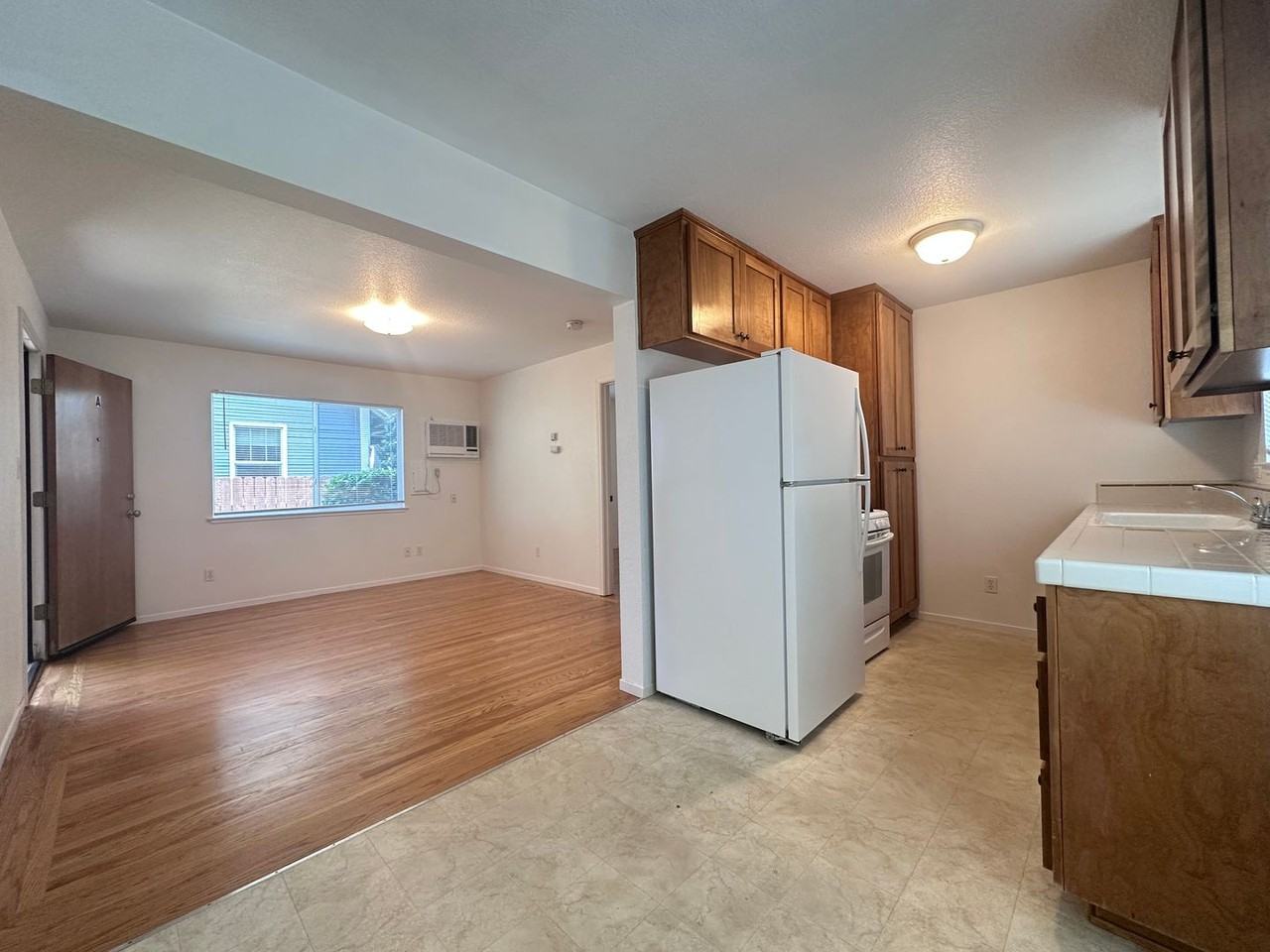 1221 W St - Photo 4 of 13