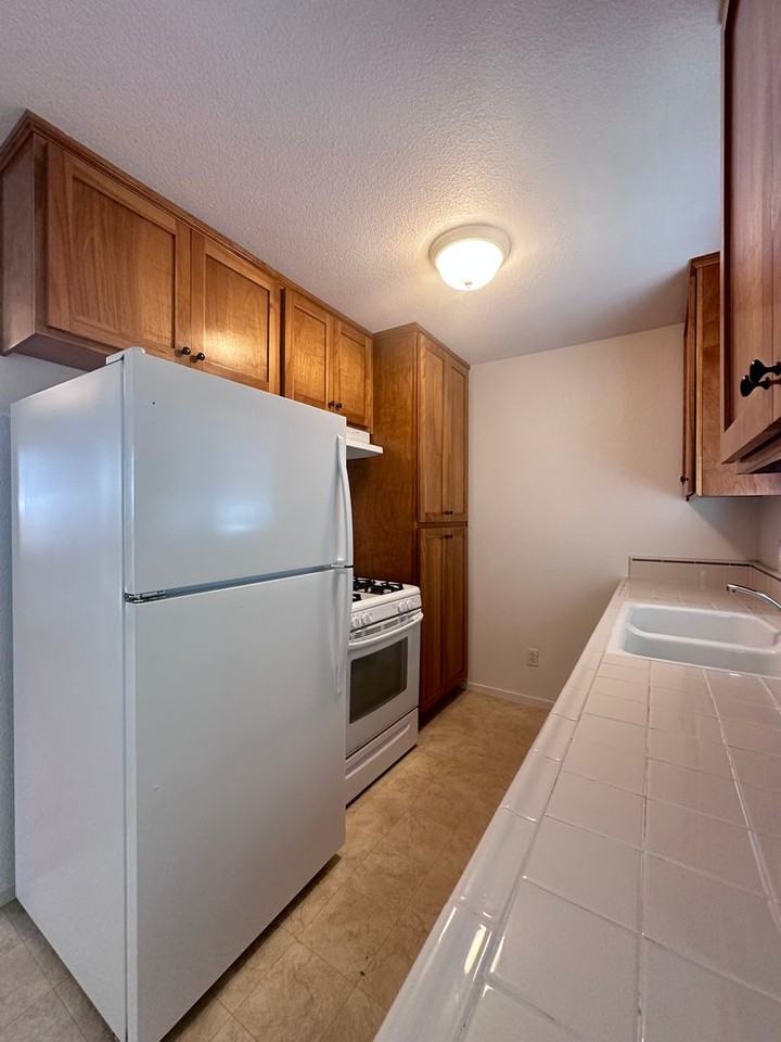 1221 W St - Photo 5 of 13