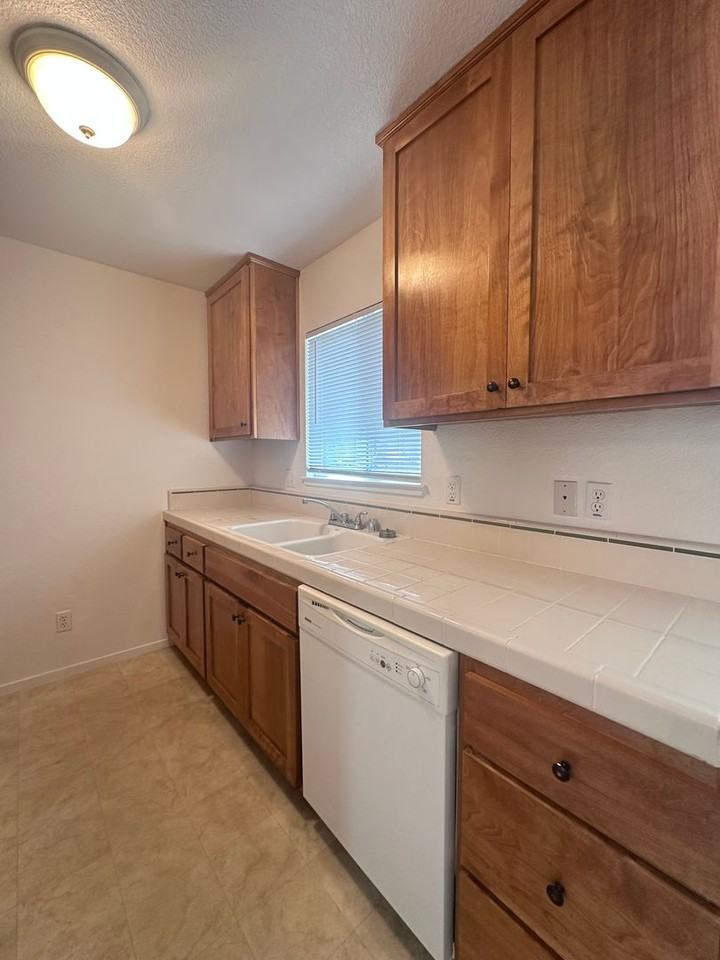 1221 W St - Photo 6 of 13
