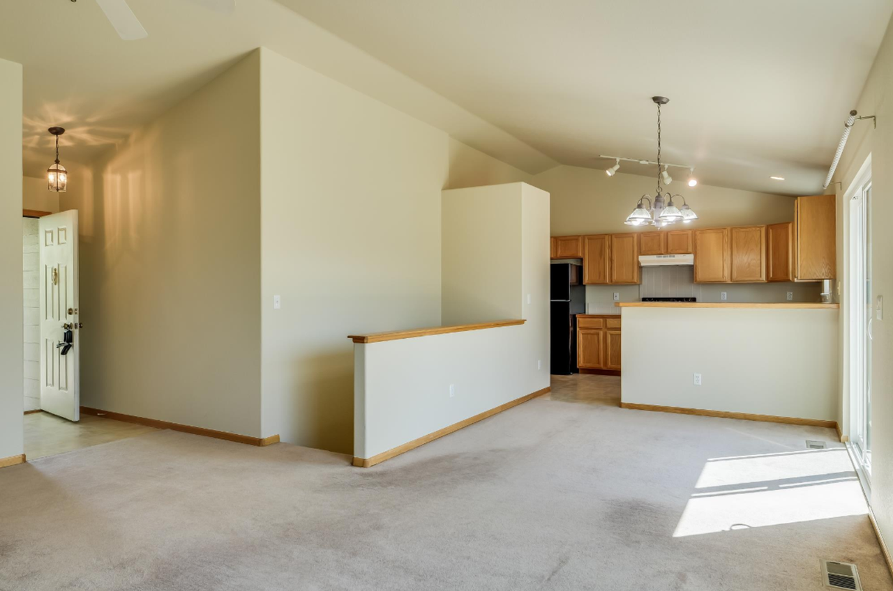 883 Emerald Dr - Photo 5 of 25