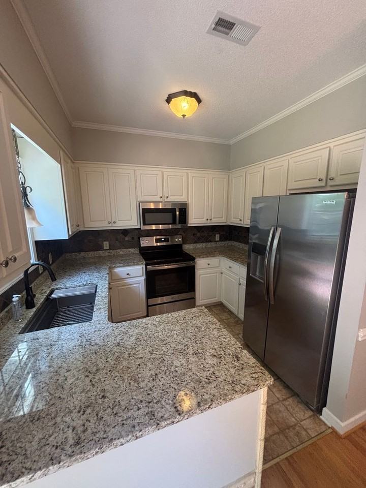 277 N Oak Ave - Photo 5 of 22
