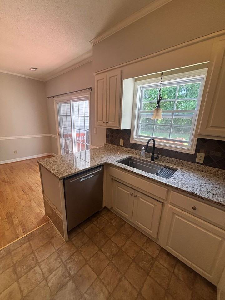 277 N Oak Ave - Photo 6 of 22