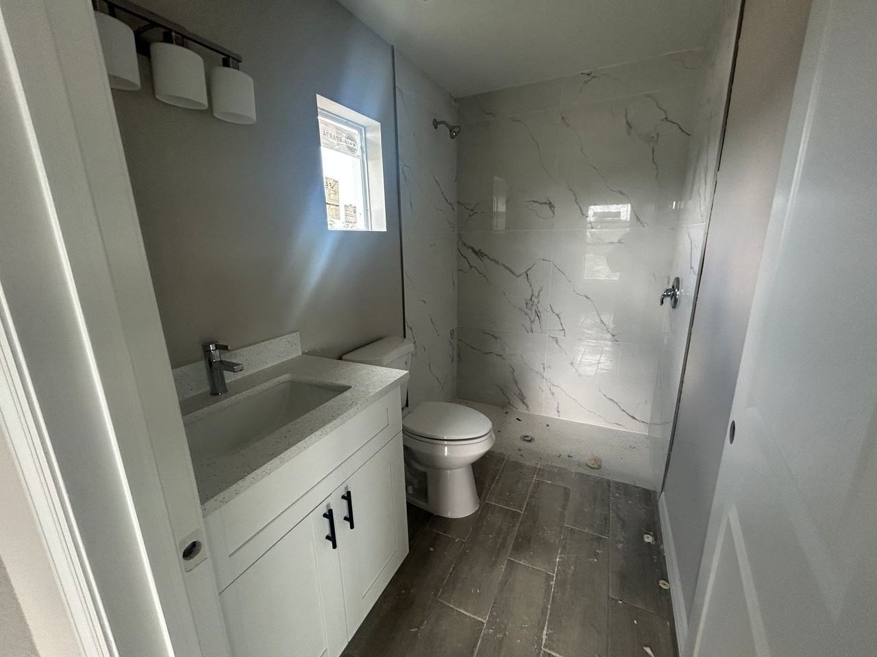1402 Nw 11th Ter - Photo 3 of 6