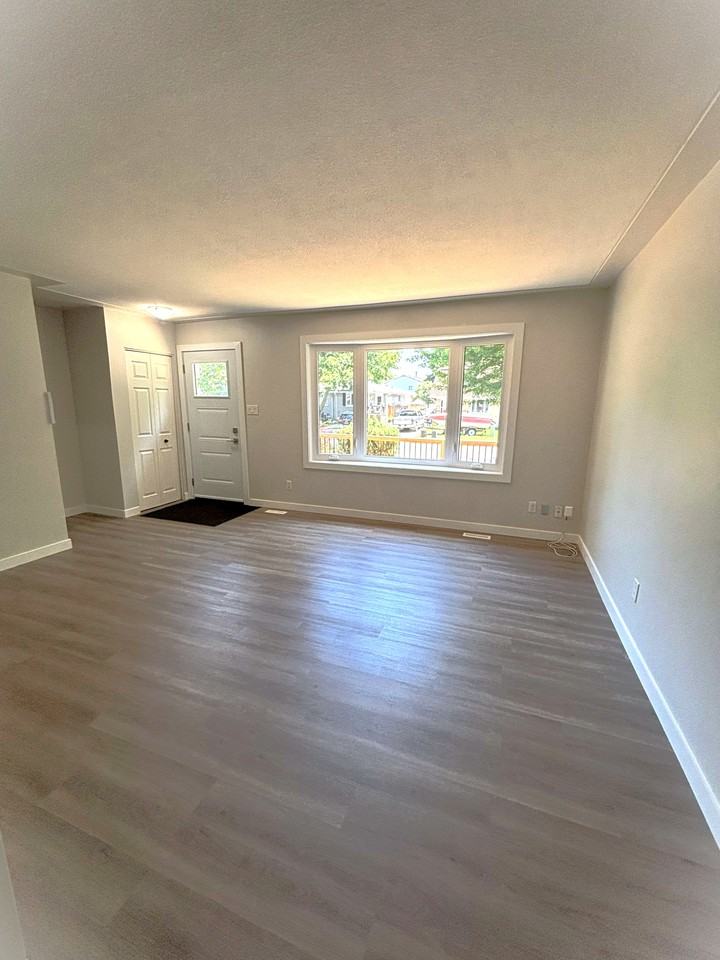 833 Assiniboine Cres #1 - Photo 2 of 17