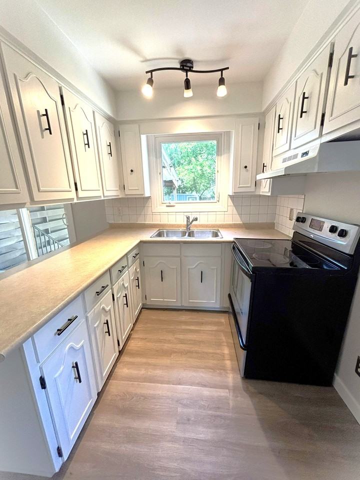 833 Assiniboine Cres #1 - Photo 4 of 17