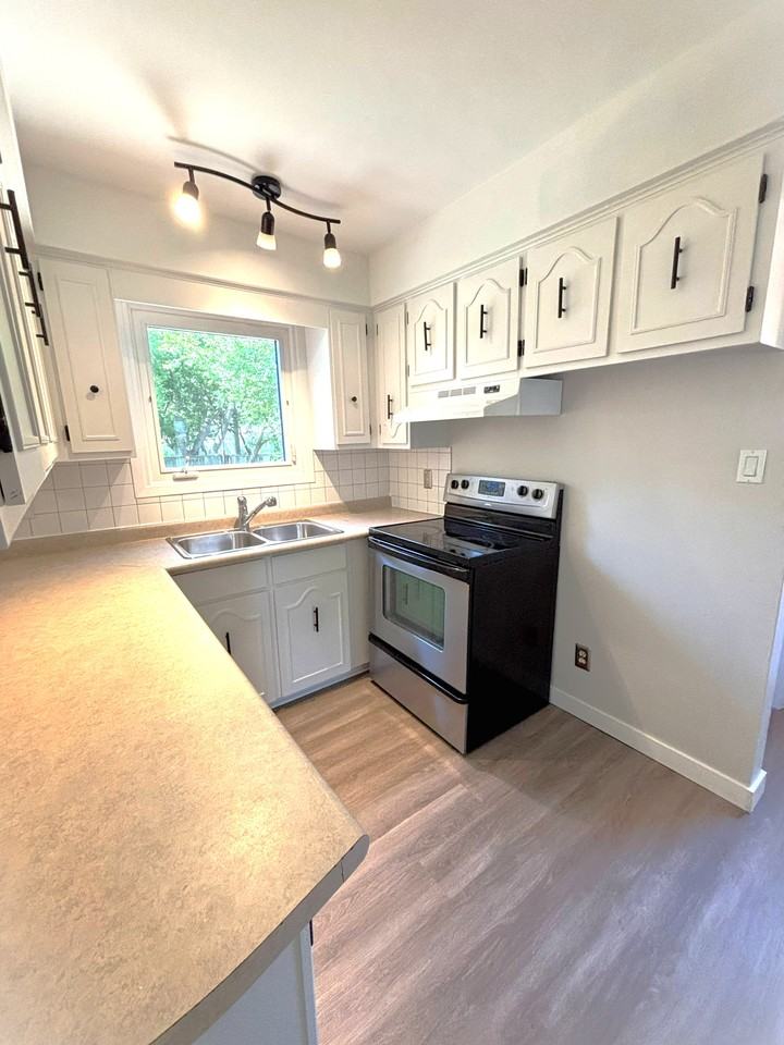 833 Assiniboine Cres #1 - Photo 5 of 17