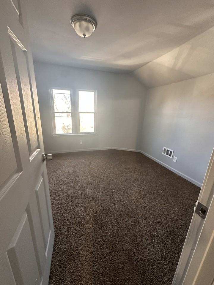 558 Holbrook St #1 - Photo 4 of 18