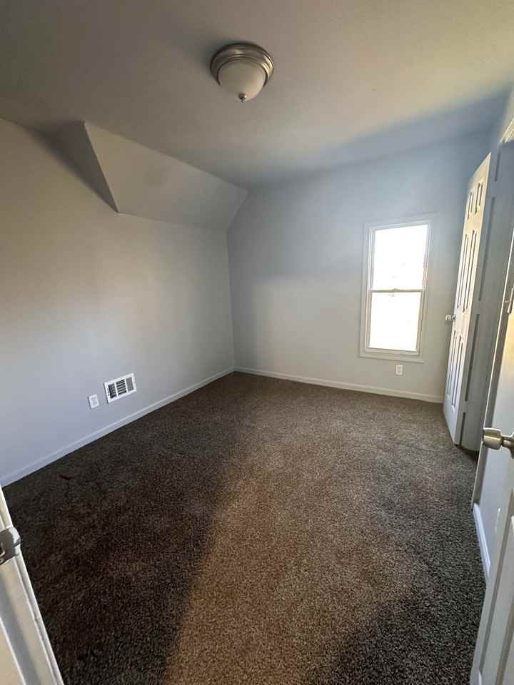 558 Holbrook St #1 - Photo 5 of 18
