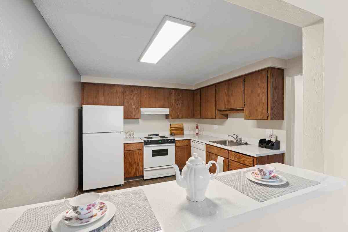 1740 Adkins St - Photo 5 of 33