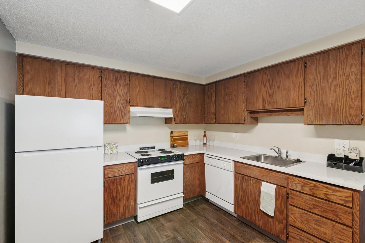 1740 Adkins St - Photo 7 of 33