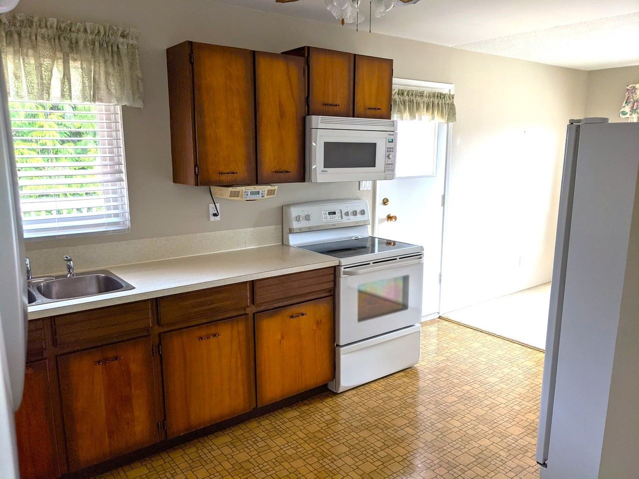 1110 St. Patrick Cres Uppr - Photo 2 of 9