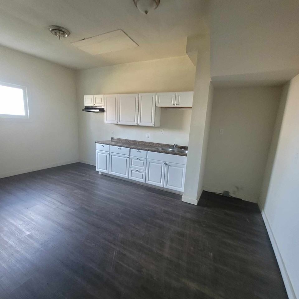 608 E 8th St #1 - Photo 5 of 7