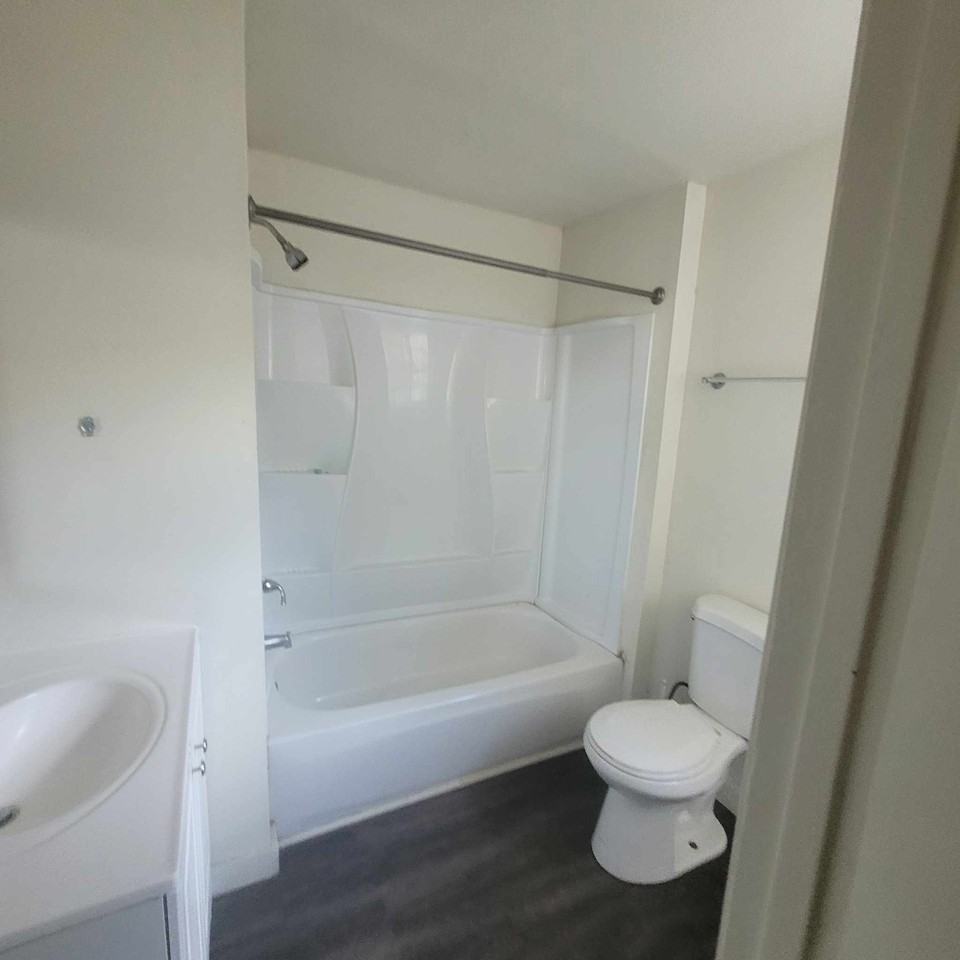 608 E 8th St #1 - Photo 7 of 7
