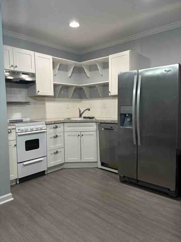 E 16th St - Photo 3 of 7
