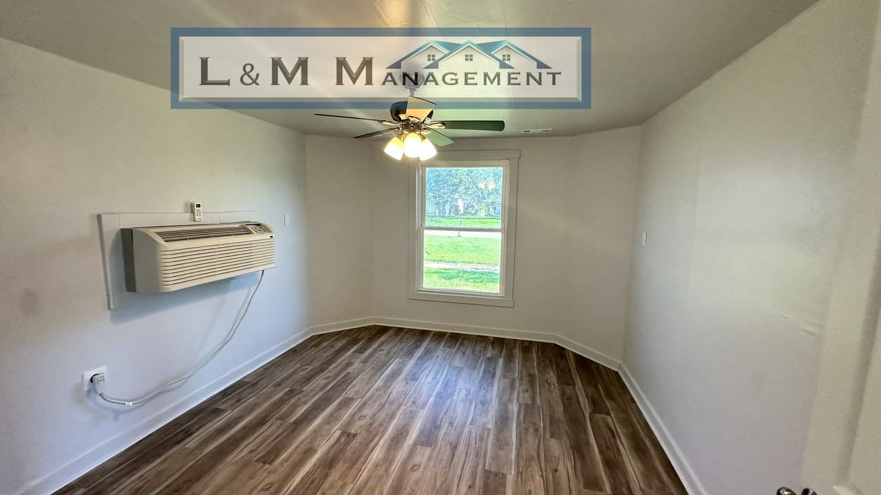 129 E Avenue E #1 - Photo 3 of 12