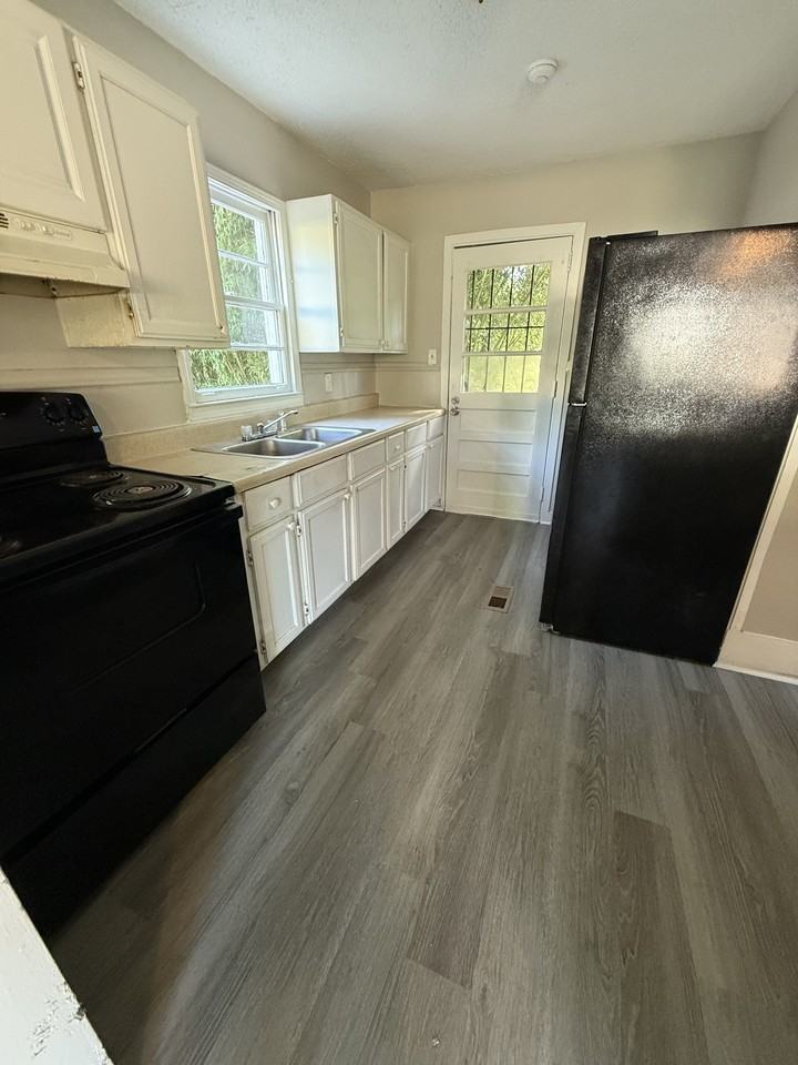 1433 12th St #1 - Photo 3 of 10