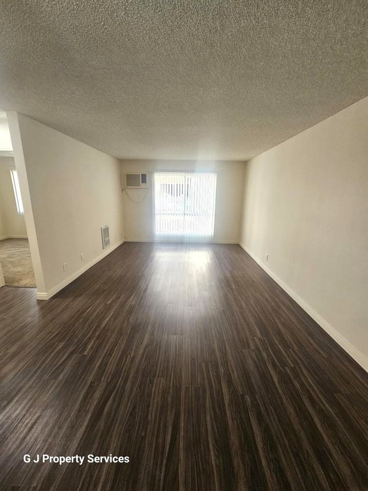 Villa Versailles Apartments - Photo 7 of 35