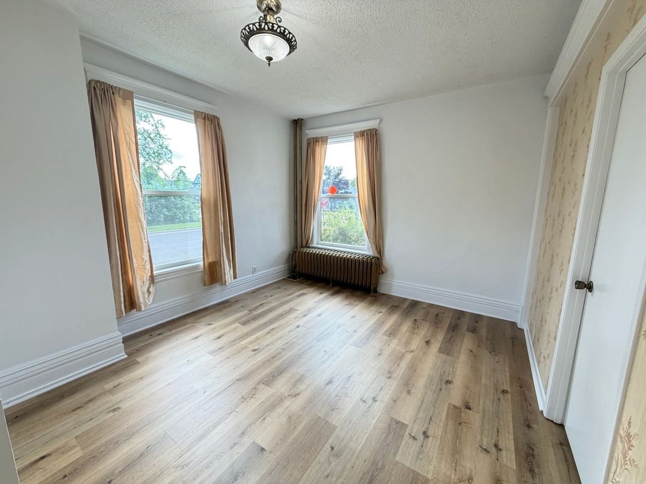 1128 Hammond Ave #1 - Photo 6 of 27