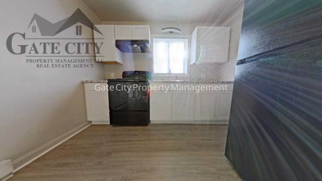 610 Hawthorne Ave Apt B - Photo 2 of 7