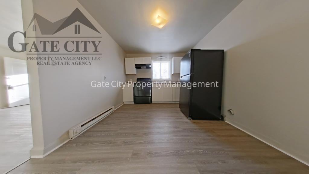 610 Hawthorne Ave Apt B - Photo 3 of 7