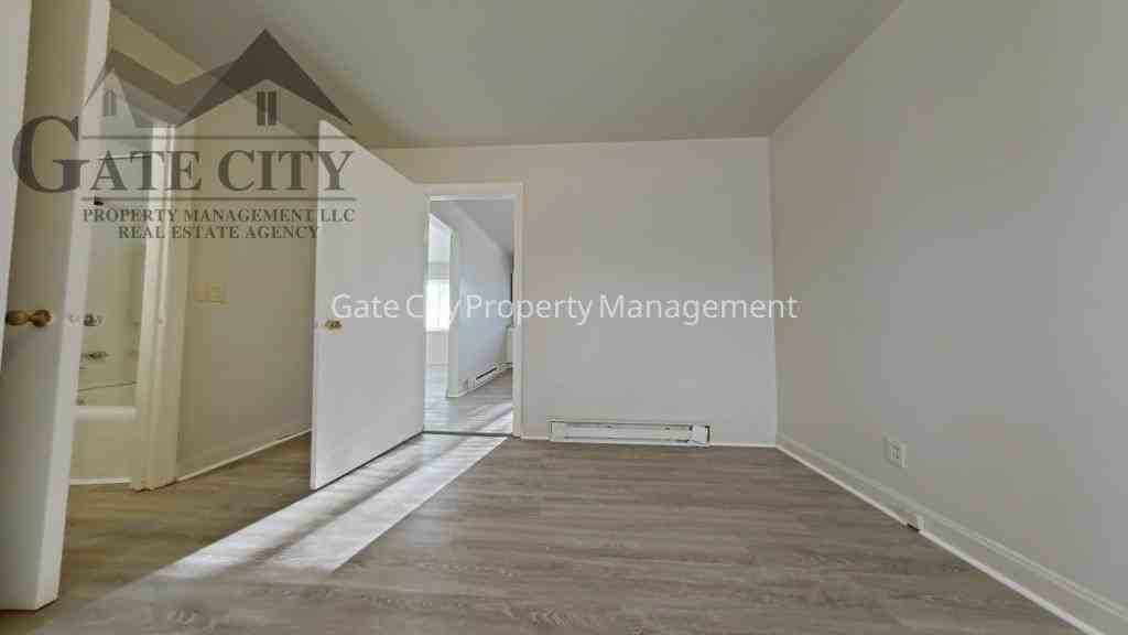 610 Hawthorne Ave Apt B - Photo 5 of 7
