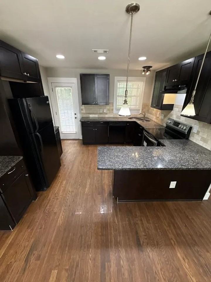 2578 Rockcliff Rd Se - Photo 3 of 10
