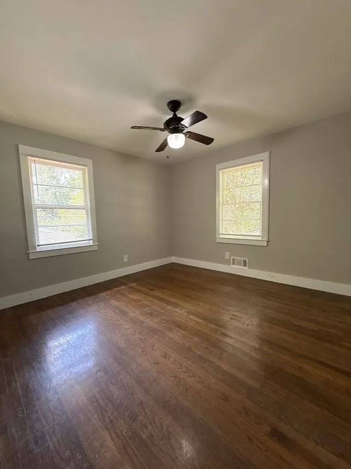 2578 Rockcliff Rd Se - Photo 4 of 10