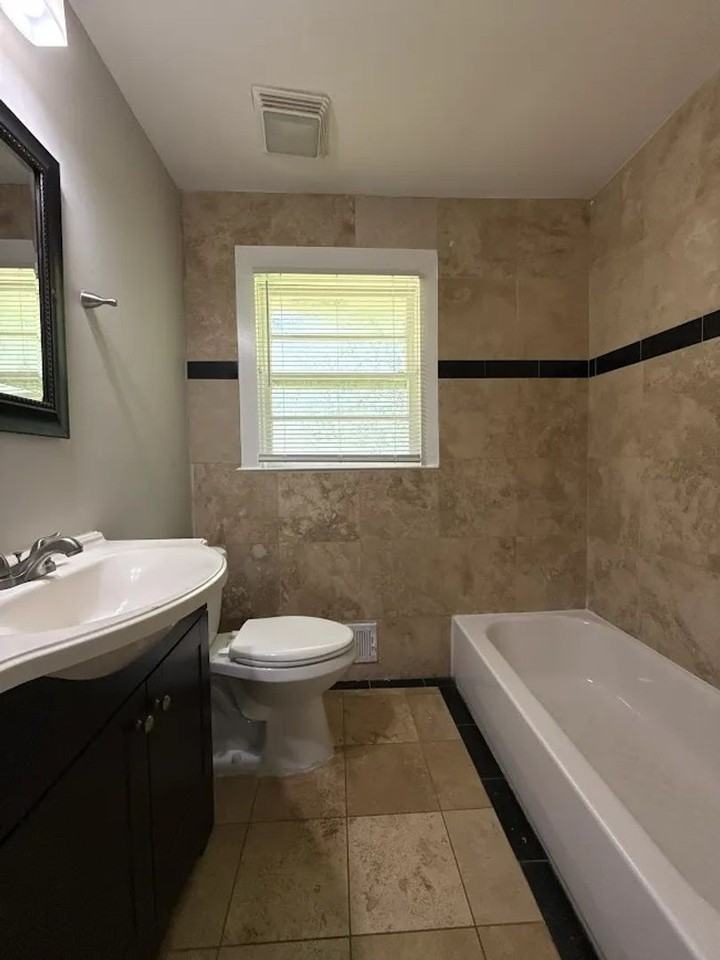 2578 Rockcliff Rd Se - Photo 6 of 10
