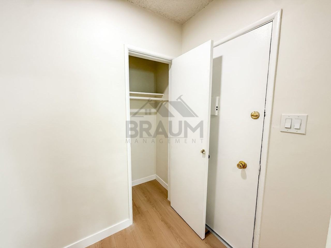 13129 OXNARD ST. - Photo 4 of 50