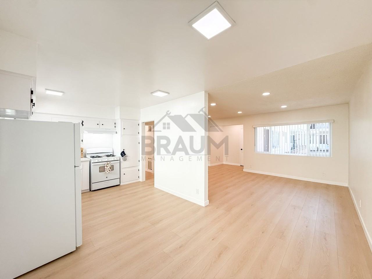 13129 OXNARD ST. - Photo 7 of 50