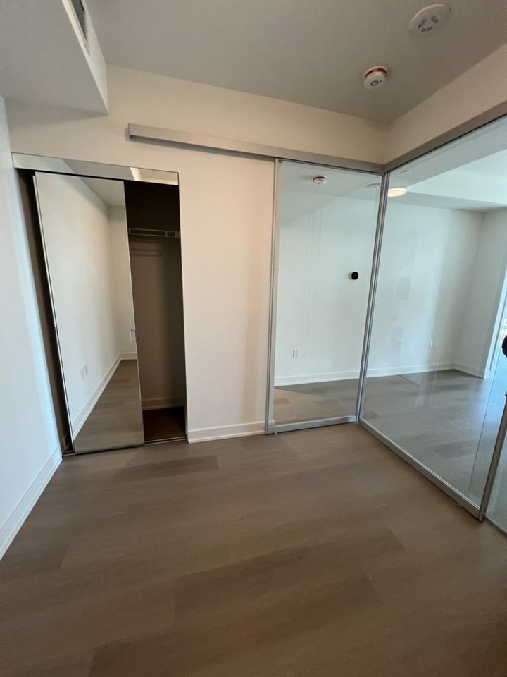 448 Burnhamthorpe Rd W - Photo 6 of 15