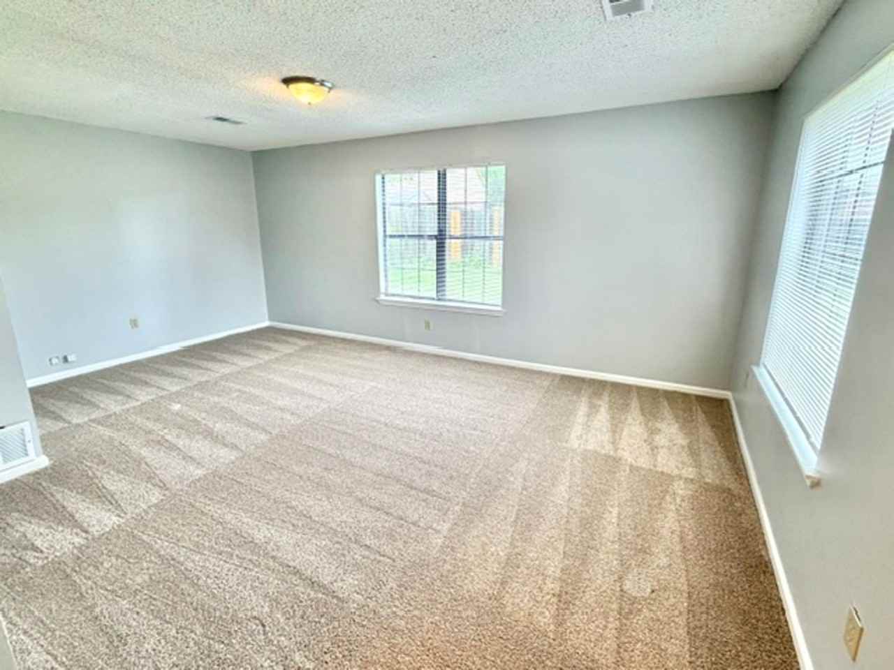 5435 Gardendale St - Photo 7 of 14