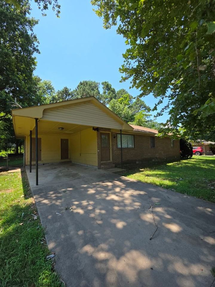308 E Gum St