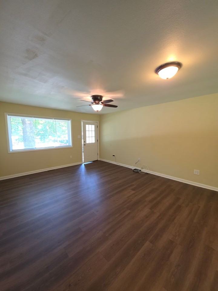 308 E Gum St - Photo 3 of 17