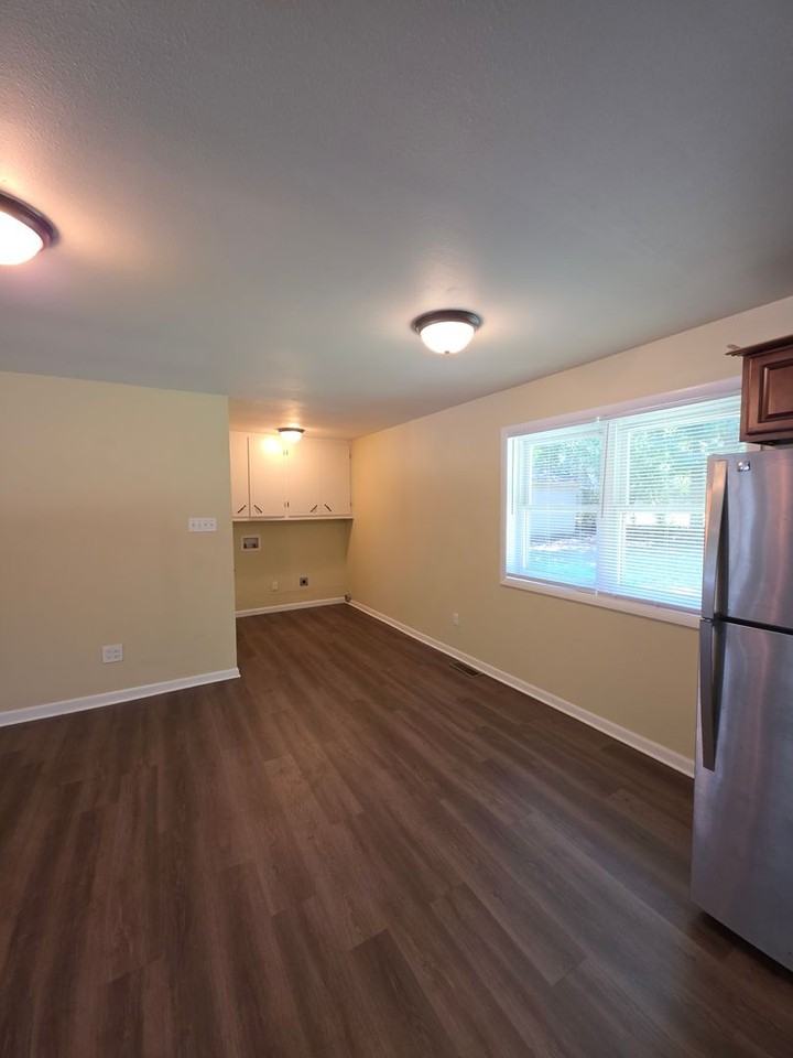 308 E Gum St - Photo 5 of 17