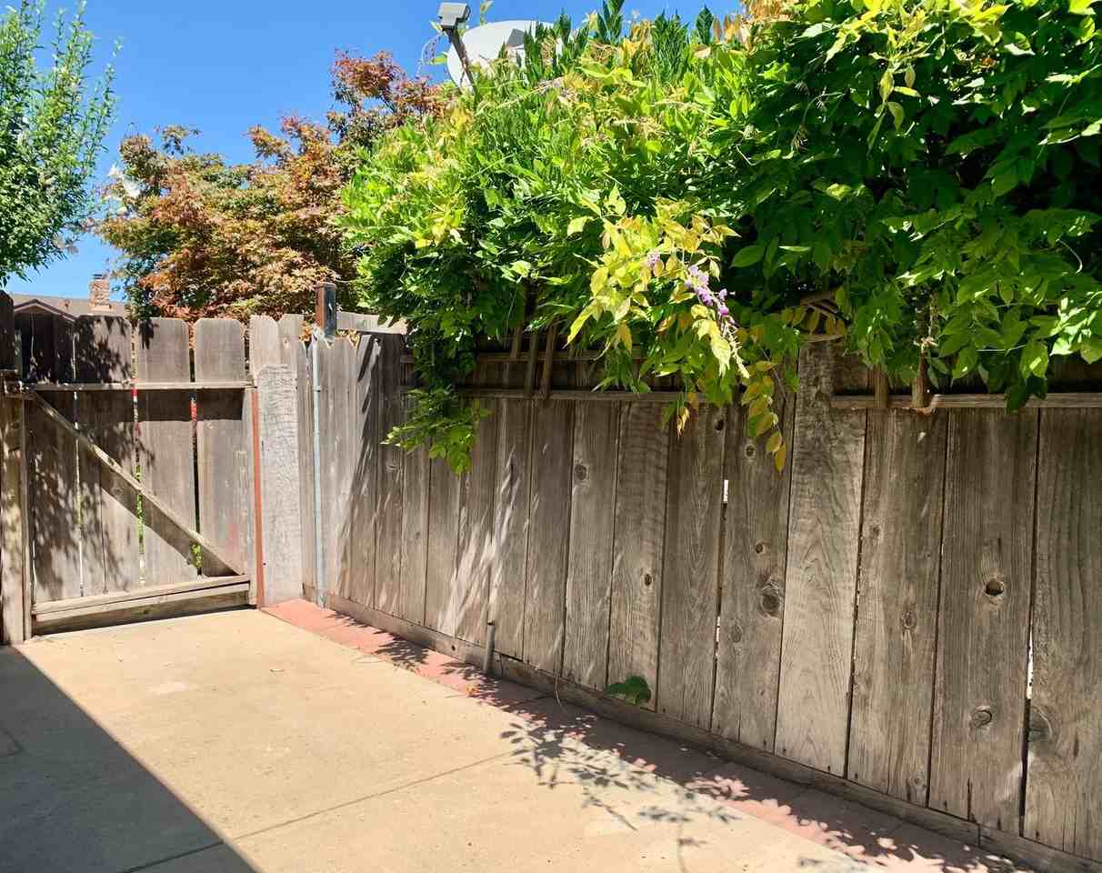 1382 Estates Dr - Photo 3 of 9