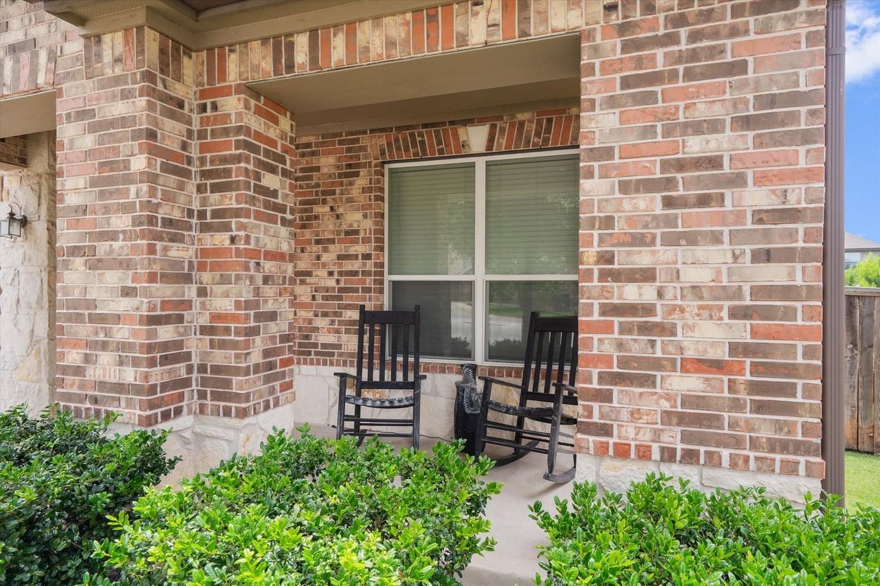 1208 Ravenside Cv - Photo 4 of 39