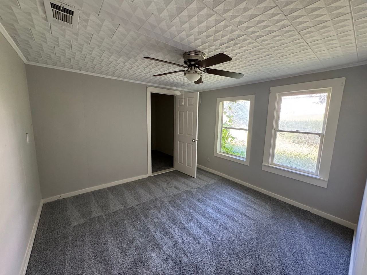 13700 Woodway Dr - Photo 3 of 6