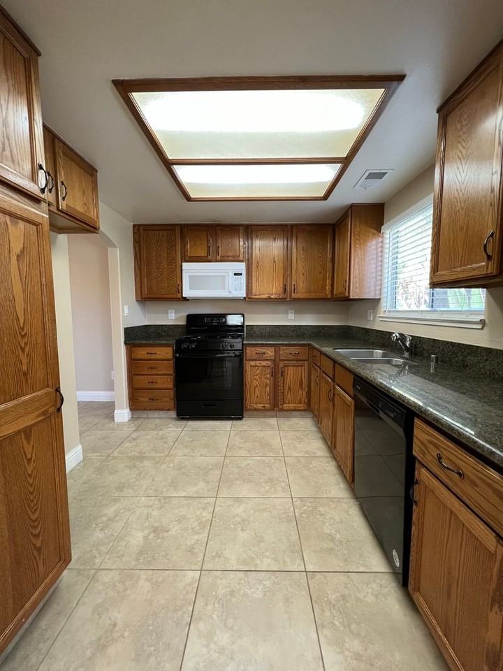 5504 Pine Canyon Dr - Photo 4 of 35