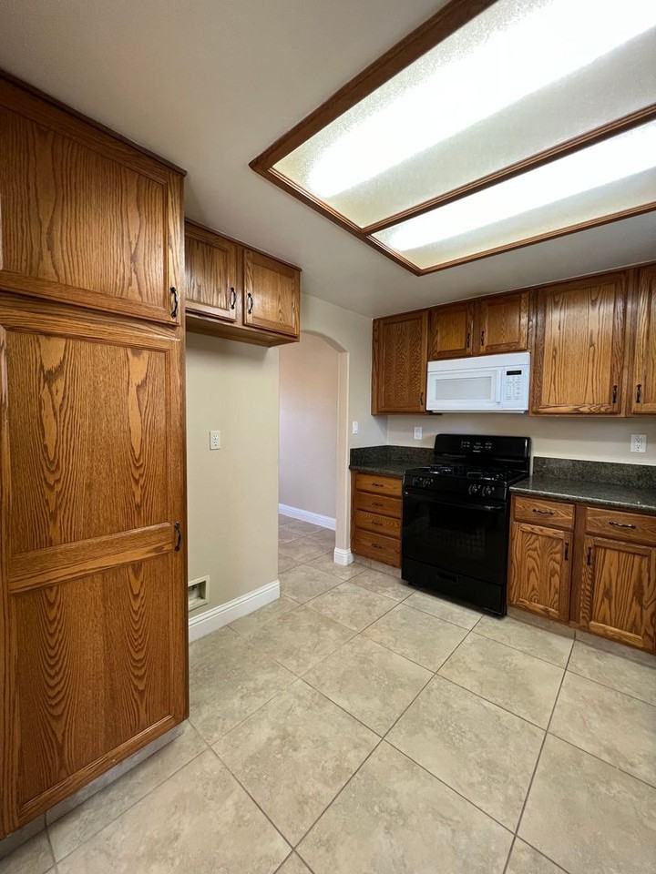 5504 Pine Canyon Dr - Photo 5 of 35