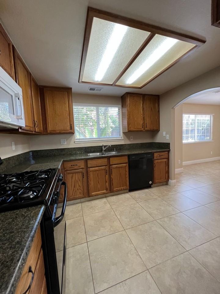 5504 Pine Canyon Dr - Photo 6 of 35