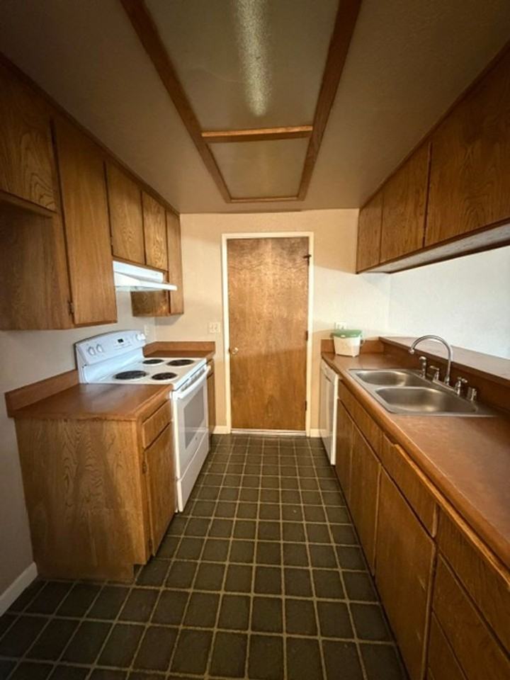 1643 Ashley Ave - Photo 5 of 10